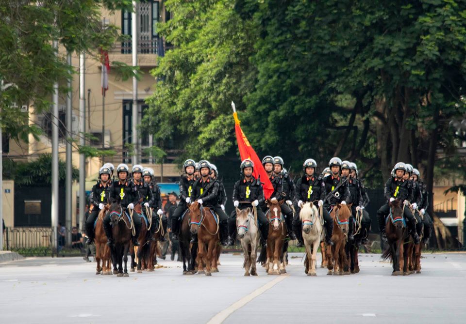 Người dân thích thú xem CSCĐ Kỵ binh diễu hành trước tòa nhà Quốc hội - 15
