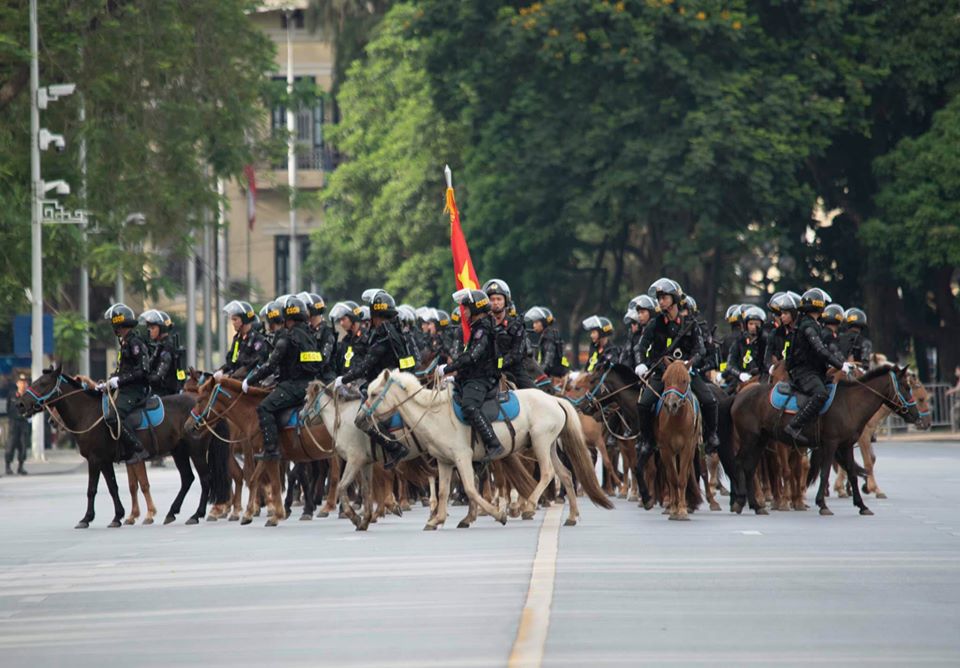 Người dân thích thú xem CSCĐ Kỵ binh diễu hành trước tòa nhà Quốc hội - 16