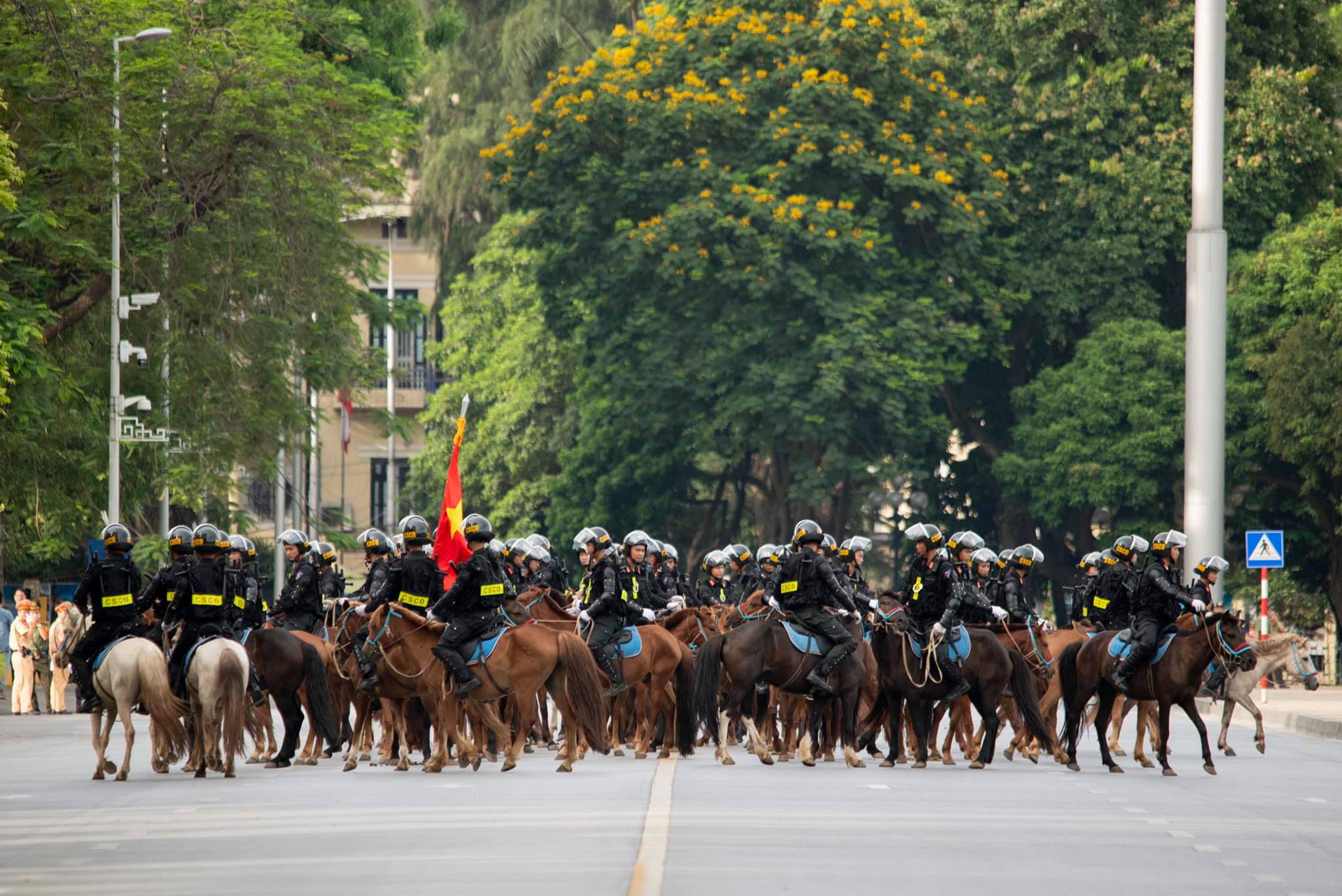 Người dân thích thú xem CSCĐ Kỵ binh diễu hành trước tòa nhà Quốc hội - 17