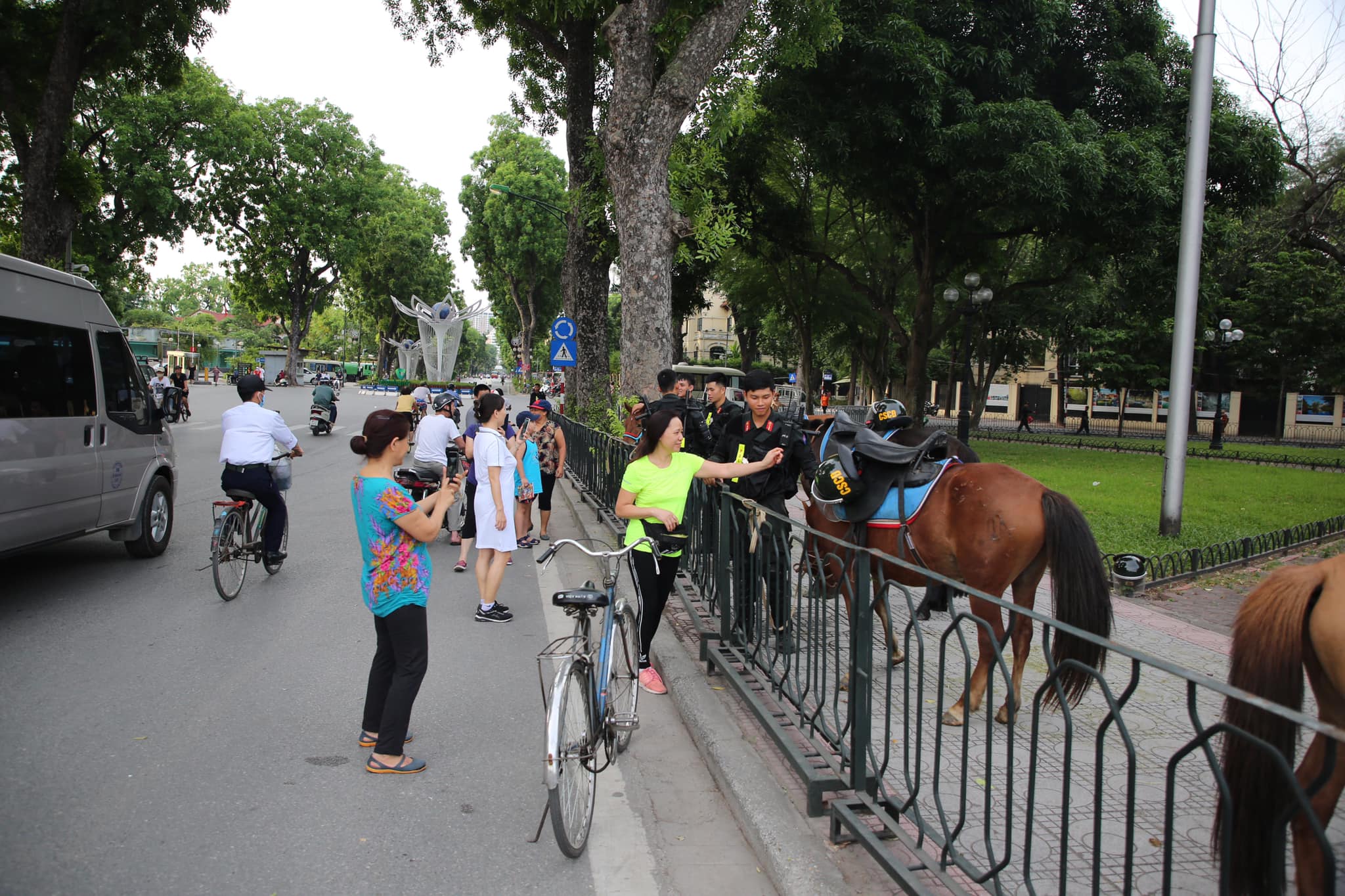 Người dân thích thú xem CSCĐ Kỵ binh diễu hành trước tòa nhà Quốc hội - 9