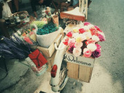Chàng trai trẻ bỏ việc văn phòng khởi nghiệp với xe cổ, hoa giấy nghệ thuật dạo phố Sài Gòn