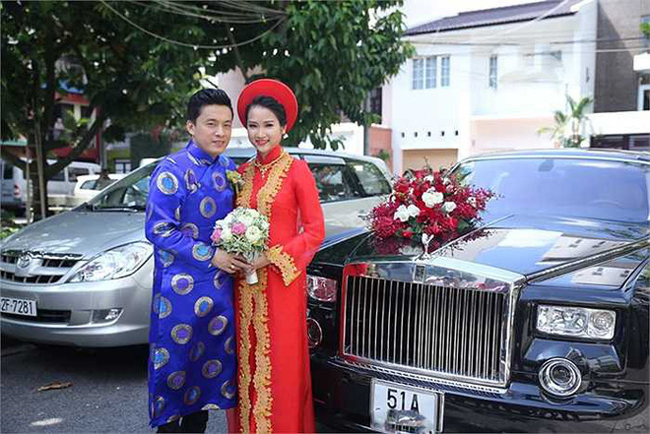 Trong đám cưới lần 2 vào năm 2014, chiếc xe đón dâu của nam ca sĩ Lam Trường là Rolls Royce Phantom.
