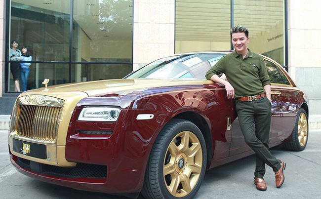 Năm 2014, Đàm Vĩnh Hưng từng khiến khán giả choáng váng khi xuất hiện bên cạnh chiếc Rolls-Royce mạ vàng có giá trị lên tới 40 tỷ đồng.
