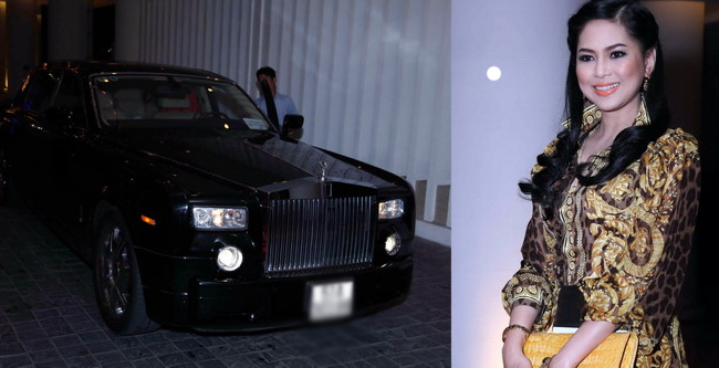 Năm 2013, diễn viên - doanh nhân Thủy Tiên thu hút mọi sự chú ý khi bước xuống từ chiếc xế hộp sang trọng. Chiếc xe hiệu Rolls Royce này được cho có giá đến 40 tỷ.
