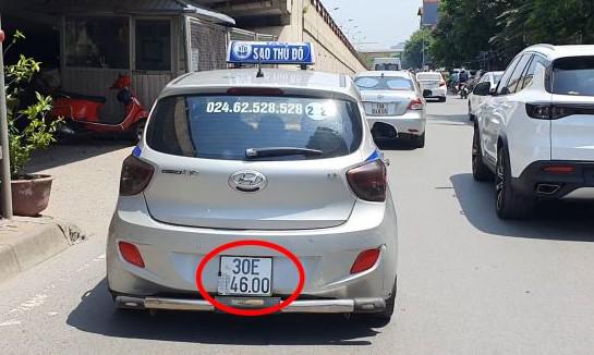 Phạt nhiều tài xế che biển số né cảnh sát trước cổng viện Bạch Mai - 2