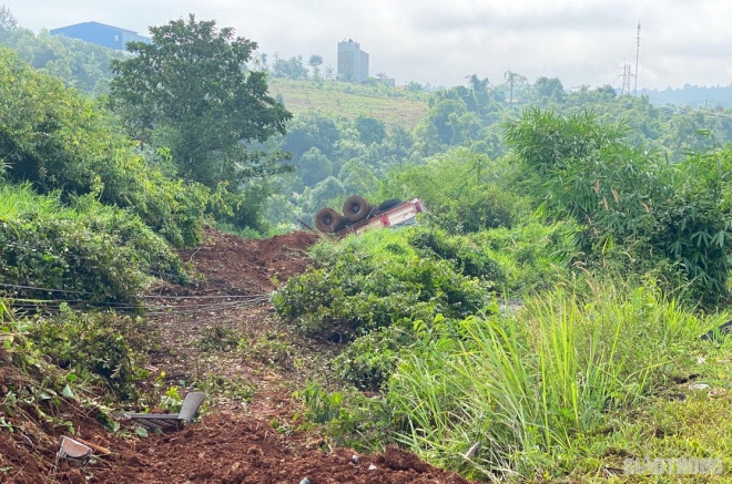 Xe tải tông xe máy rồi lao xuống vực khiến người phụ nữ tử vong tại chỗ - 2