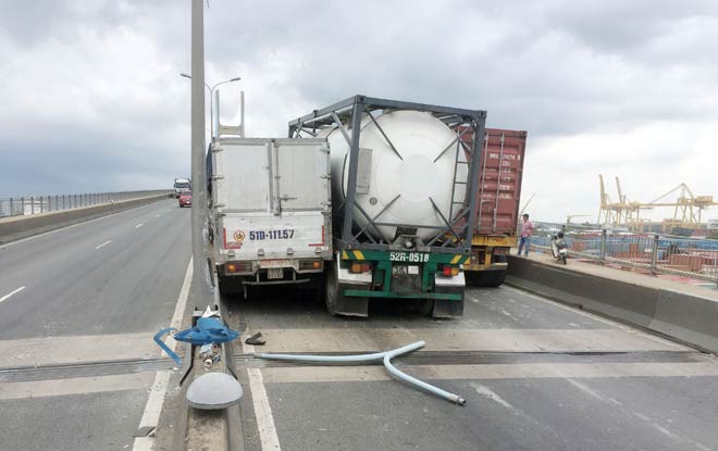 3 vụ tai nạn liên tiếp trên cầu “chết chóc” ở Sài Gòn, ngàn phương tiện “chôn chân” - 2