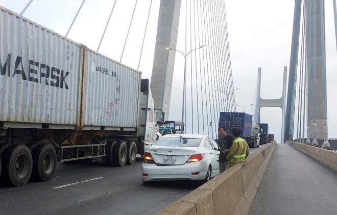 3 vụ tai nạn liên tiếp trên cầu “chết chóc” ở Sài Gòn, ngàn phương tiện “chôn chân” - 3