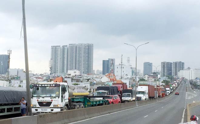 3 vụ tai nạn liên tiếp trên cầu “chết chóc” ở Sài Gòn, ngàn phương tiện “chôn chân” - 4