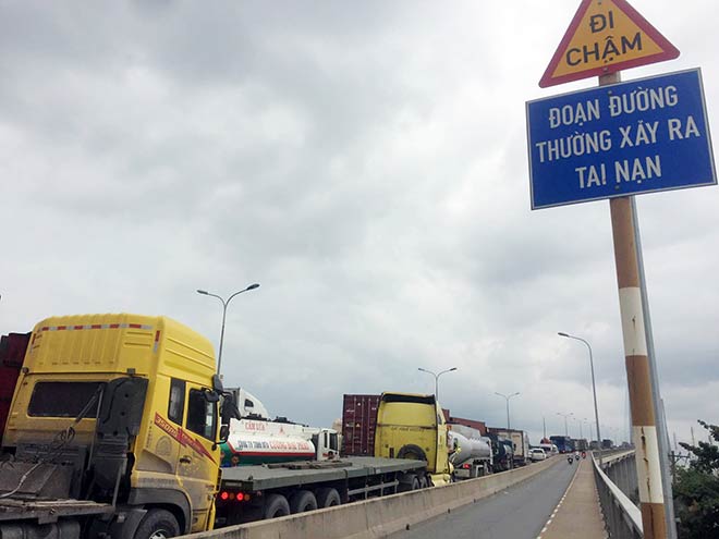 3 vụ tai nạn liên tiếp trên cầu “chết chóc” ở Sài Gòn, ngàn phương tiện “chôn chân” - 6