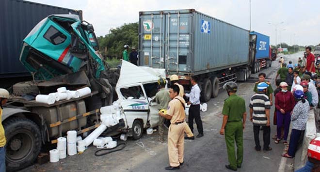3 vụ tai nạn liên tiếp trên cầu “chết chóc” ở Sài Gòn, ngàn phương tiện “chôn chân” - 7