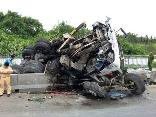 3 vụ tai nạn liên tiếp trên cầu “chết chóc” ở Sài Gòn, ngàn phương tiện “chôn chân” - 8