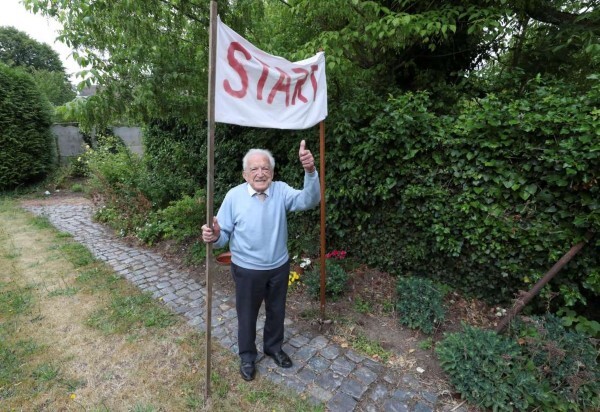 Cụ ông 103 tuổi đi bộ việt dã 42,2 km gây quỹ phòng dịch Covid-19 - 1