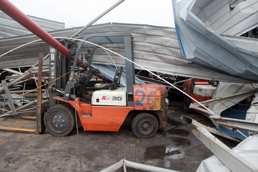 Giật mình trước cảnh nhà xưởng 3.000m2 bị lốc xoáy tàn phá khiến 3 người chết ở Vĩnh Phúc - 10