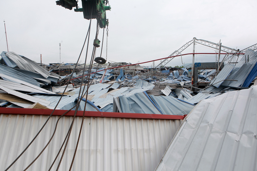 Giật mình trước cảnh nhà xưởng 3.000m2 bị lốc xoáy tàn phá khiến 3 người chết ở Vĩnh Phúc - 11