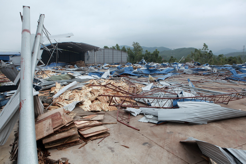 Giật mình trước cảnh nhà xưởng 3.000m2 bị lốc xoáy tàn phá khiến 3 người chết ở Vĩnh Phúc - 12