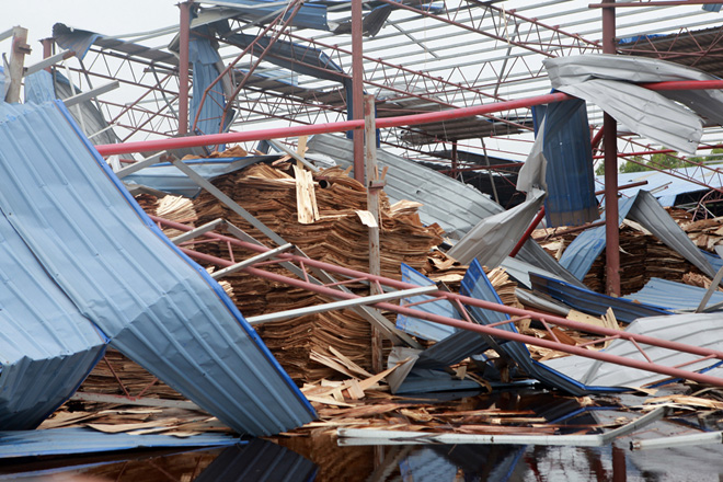 Giật mình trước cảnh nhà xưởng 3.000m2 bị lốc xoáy tàn phá khiến 3 người chết ở Vĩnh Phúc - 13