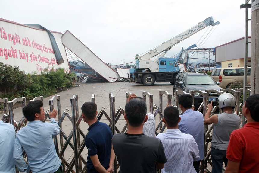 Giật mình trước cảnh nhà xưởng 3.000m2 bị lốc xoáy tàn phá khiến 3 người chết ở Vĩnh Phúc - 4