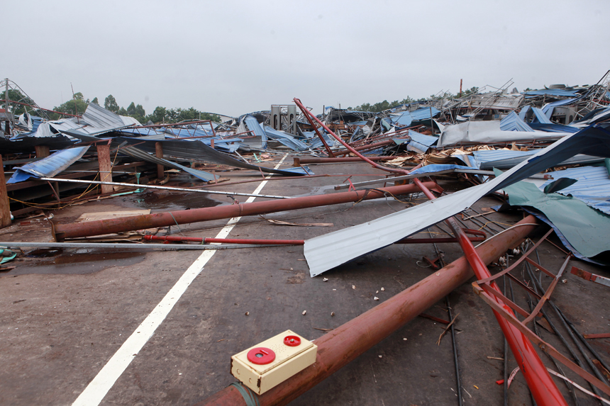 Giật mình trước cảnh nhà xưởng 3.000m2 bị lốc xoáy tàn phá khiến 3 người chết ở Vĩnh Phúc - 5