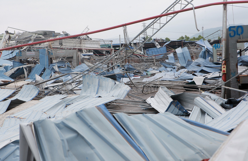 Giật mình trước cảnh nhà xưởng 3.000m2 bị lốc xoáy tàn phá khiến 3 người chết ở Vĩnh Phúc - 6