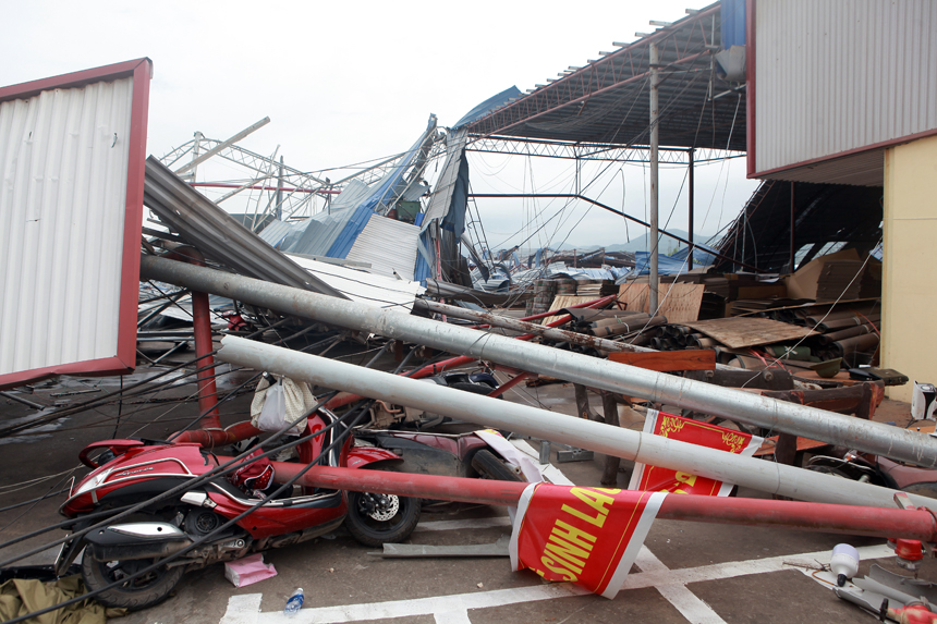 Giật mình trước cảnh nhà xưởng 3.000m2 bị lốc xoáy tàn phá khiến 3 người chết ở Vĩnh Phúc - 8