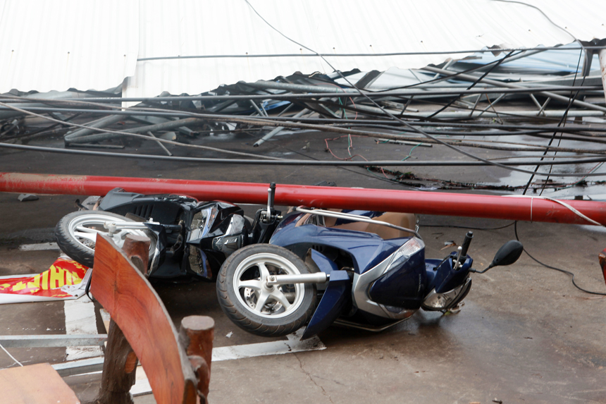 Giật mình trước cảnh nhà xưởng 3.000m2 bị lốc xoáy tàn phá khiến 3 người chết ở Vĩnh Phúc - 9