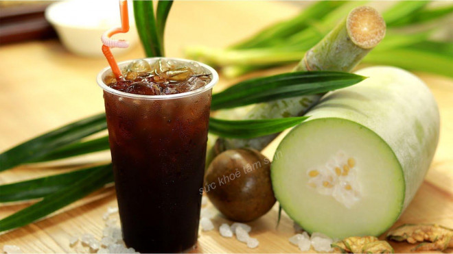 Cách làm nước uống giải nhiệt từ bí đao để trắng da, đánh bay ngứa ngáy,  mụn rôm mùa hè
