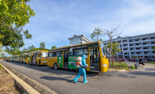 Xúc động cảnh hàng trăm bà bầu vẫy tay chào khi rời khu cách ly - 2