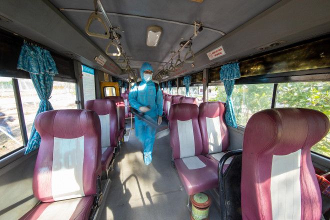 Xúc động cảnh hàng trăm bà bầu vẫy tay chào khi rời khu cách ly - 3