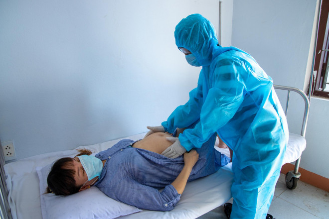 Xúc động cảnh hàng trăm bà bầu vẫy tay chào khi rời khu cách ly - 5