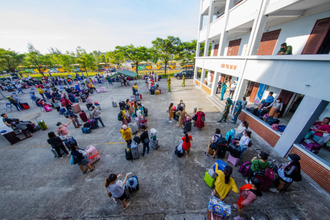 Xúc động cảnh hàng trăm bà bầu vẫy tay chào khi rời khu cách ly - 4