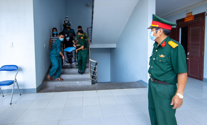 Xúc động cảnh hàng trăm bà bầu vẫy tay chào khi rời khu cách ly - 8