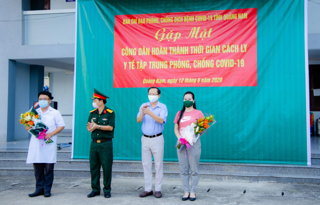 Xúc động cảnh hàng trăm bà bầu vẫy tay chào khi rời khu cách ly - 7