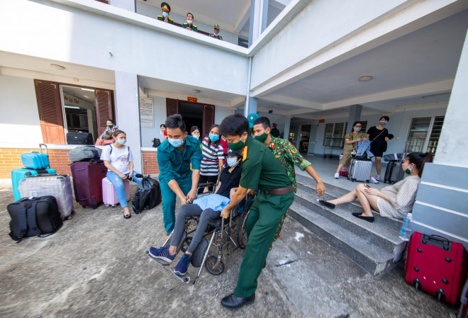 Xúc động cảnh hàng trăm bà bầu vẫy tay chào khi rời khu cách ly - 9