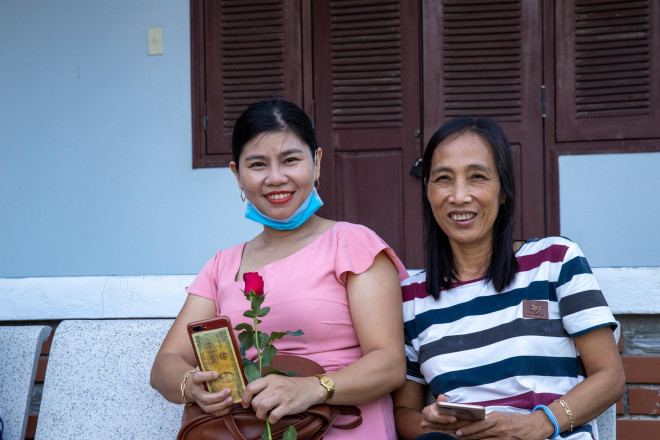 Xúc động cảnh hàng trăm bà bầu vẫy tay chào khi rời khu cách ly - 11