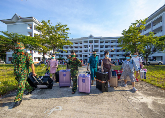 Xúc động cảnh hàng trăm bà bầu vẫy tay chào khi rời khu cách ly - 14