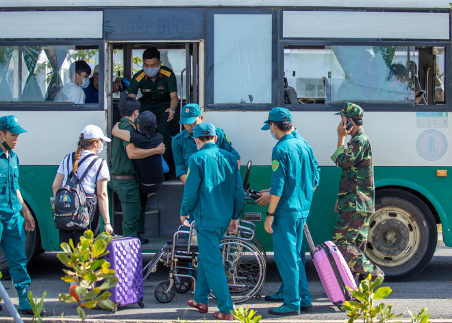 Xúc động cảnh hàng trăm bà bầu vẫy tay chào khi rời khu cách ly - 15