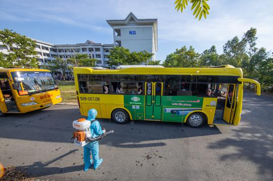 Xúc động cảnh hàng trăm bà bầu vẫy tay chào khi rời khu cách ly - 16