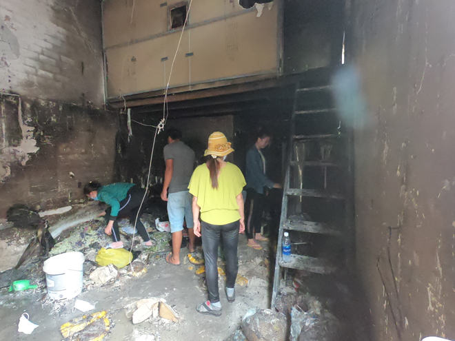Vụ cháy 3 người chết ở Sài Gòn: Con gái khóc gào gọi tên mẹ trước phòng trọ - 3