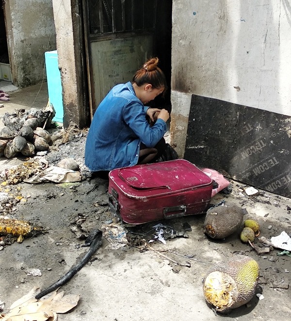 Vụ cháy 3 người chết ở Sài Gòn: Con gái khóc gào gọi tên mẹ trước phòng trọ - 2