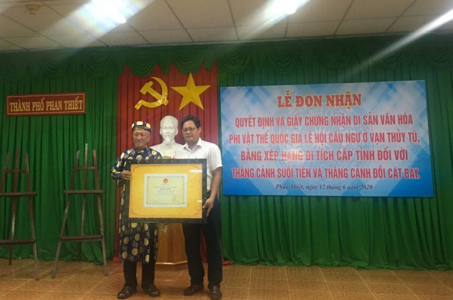 Làng chài lưu giữ bộ xương cá Voi lớn nhất Đông Nam Á - 2