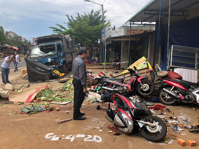 Cảnh tượng hãi hùng tại hiện trường xe tải tông liên hoàn làm 5 người chết ở Đắk Nông - 1