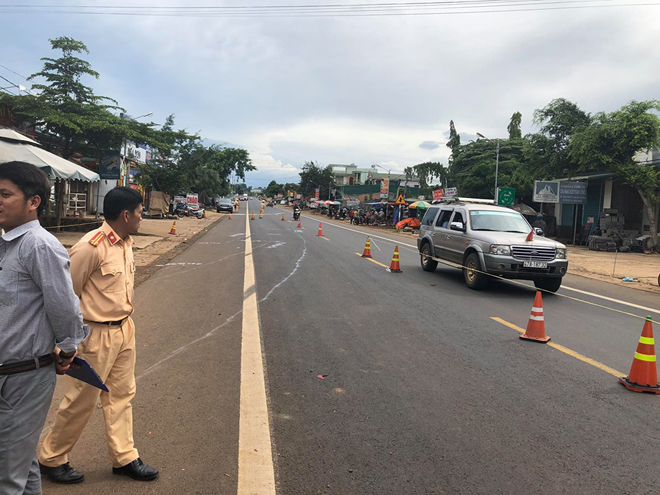 Cảnh tượng hãi hùng tại hiện trường xe tải tông liên hoàn làm 5 người chết ở Đắk Nông - 2