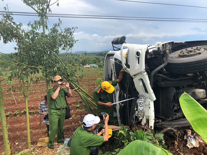 Cảnh tượng hãi hùng tại hiện trường xe tải tông liên hoàn làm 5 người chết ở Đắk Nông - 3