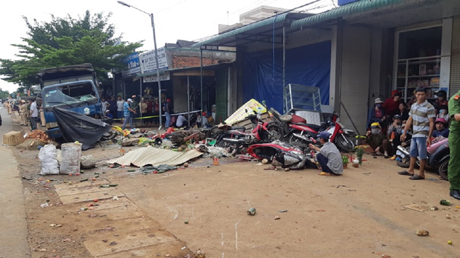 Cảnh tượng hãi hùng tại hiện trường xe tải tông liên hoàn làm 5 người chết ở Đắk Nông - 5