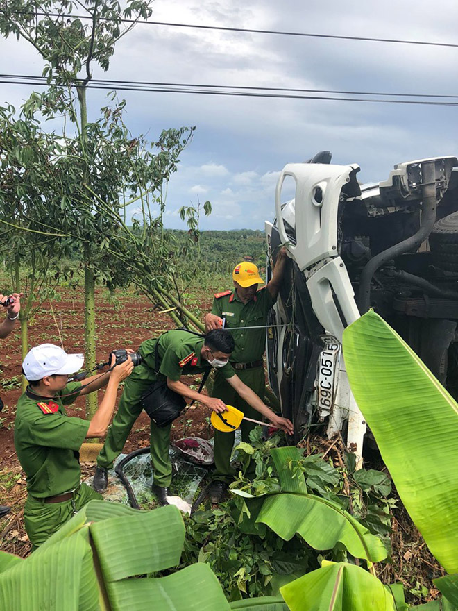 Cảnh tượng hãi hùng tại hiện trường xe tải tông liên hoàn làm 5 người chết ở Đắk Nông - 8