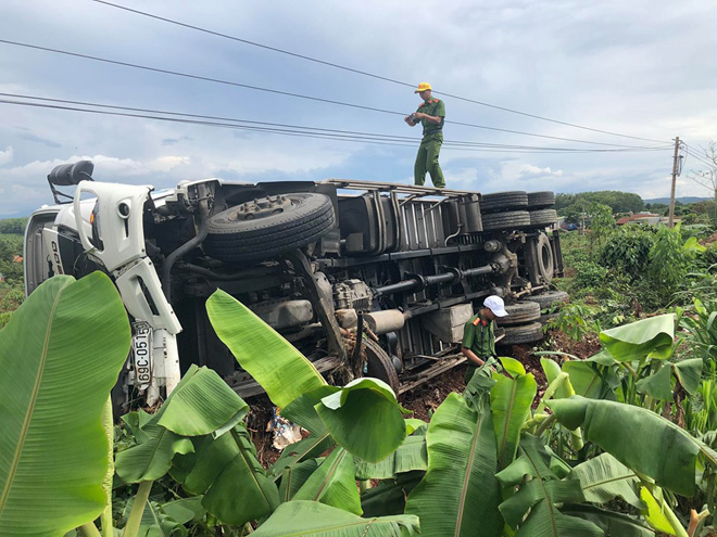 Cảnh tượng hãi hùng tại hiện trường xe tải tông liên hoàn làm 5 người chết ở Đắk Nông - 9