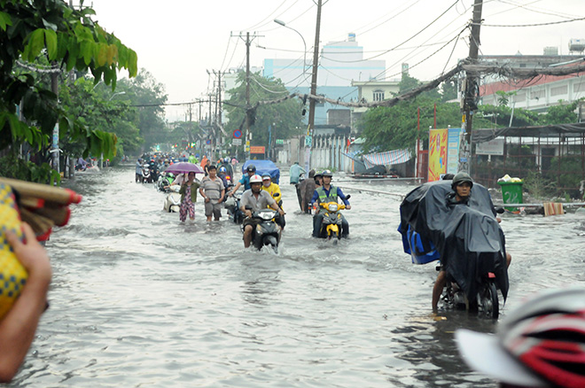 Phố Sài Gòn biến thành sông sau mưa, xe máy trôi bồng bềnh trong nước đen ngòm - 1