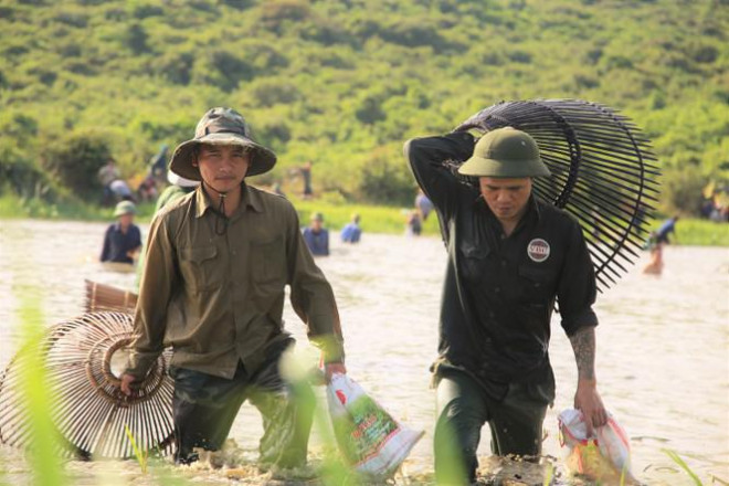 Sau tiếng hô lớn, hàng trăm người dân nhào xuống Đầm Vực bắt cá - 14