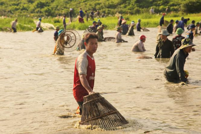 Sau tiếng hô lớn, hàng trăm người dân nhào xuống Đầm Vực bắt cá - 11